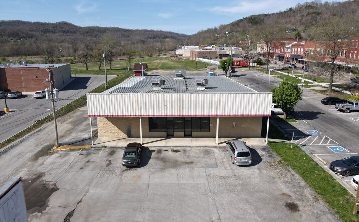 Pictures of Retail property located at 174 S Main St, Jellico, TN 37762 for lease - image #1