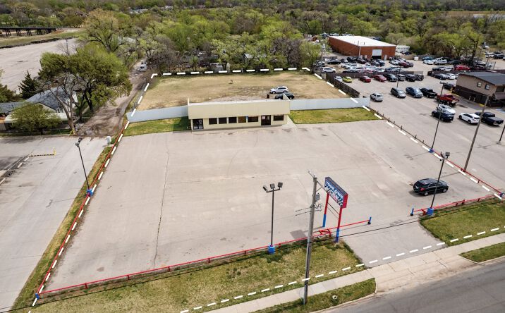 Pictures of Retail property located at 3040 S Broadway, Wichita, KS 67216 for lease - image #1