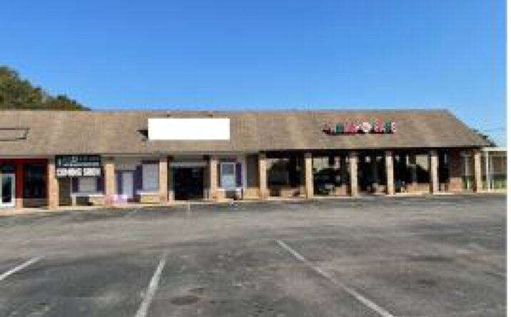 Pictures of Retail property located at 7136 Airport Blvd, Mobile, AL 36608 for lease - image #1