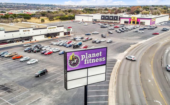 Pictures of Retail property located at 6820 Huebner Rd, Leon Valley, TX 78238 for sales - image #1