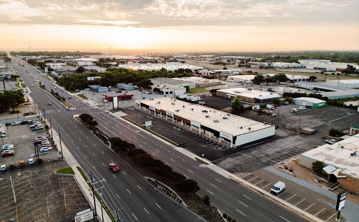 Pictures of Retail property located at 4700 - 4732 W Waco Dr, Waco, TX 76710 for lease - image #1