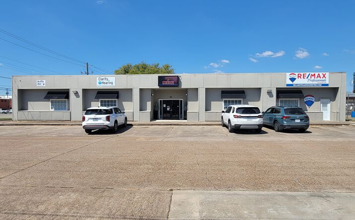 Pictures of Retail, Office, Restaurant property located at 201 N Houston St, Wharton, TX 77488 for lease - image #1