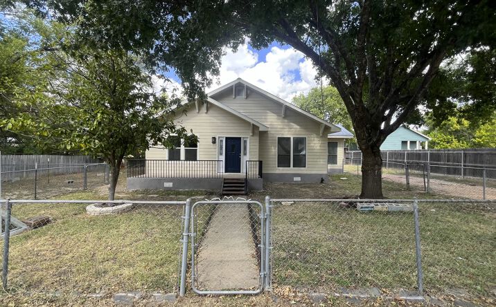 Pictures of Retail, Office property located at 115 Hickman St, Liberty Hill, TX 78642 for lease - image #1