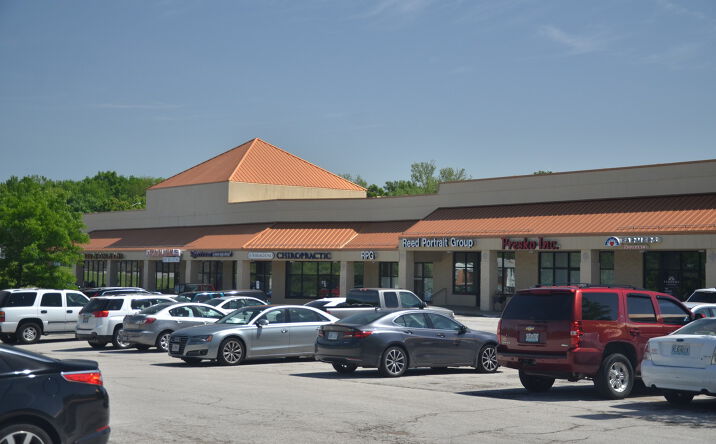 Pictures of Retail, Office property located at 7801 N Oak Trafficway, Kansas City, MO 64118 for lease - image #1
