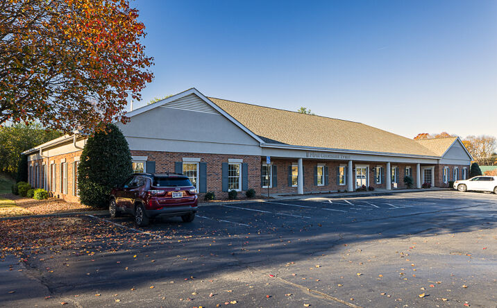 Pictures of Office property located at 801 Sunset Dr, Johnson City, TN 37604 for lease - image #1