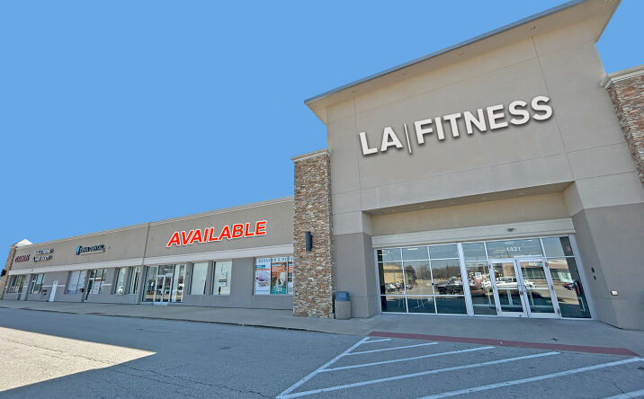 Pictures of Retail property located at 1401 W Lake St, Addison, IL 60101 for lease - image #1