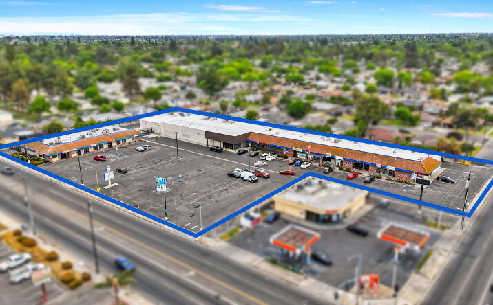 Pictures of Retail property located at 2616 E Ashlan Ave, Fresno, CA 93726 for lease - image #1