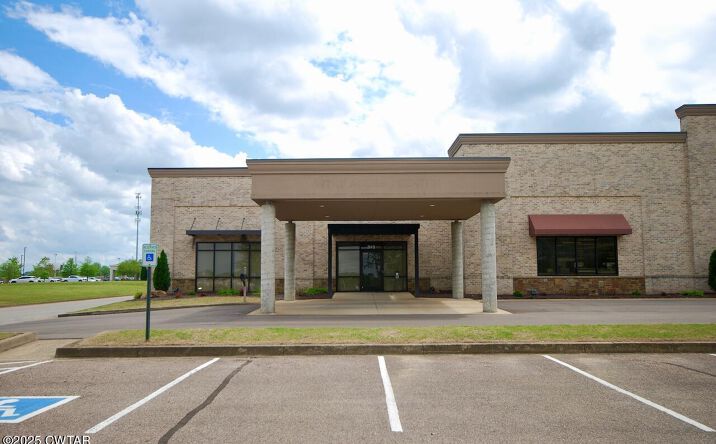 Pictures of Office property located at 213 Sterling Farm Drive, Jackson, TN 38305 for lease - image #1