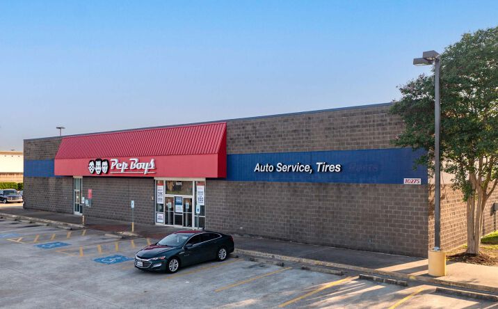 Pictures of Retail property located at 10275 North Fwy, Houston, TX 77038 for lease - image #1