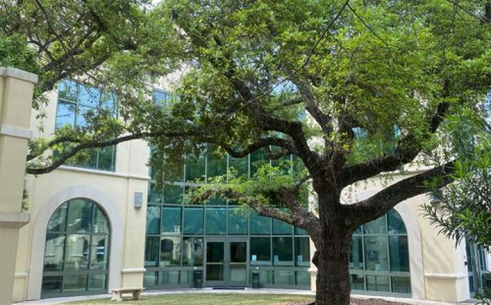 Pictures of Office property located at 1585 Gulf Shores Pkwy, Gulf Shores, AL 36542 for lease - image #1