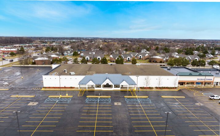 Pictures of Retail property located at 45300 Hayes Rd, Macomb, MI 48044 for lease - image #1