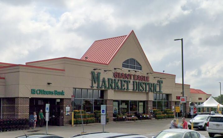 Pictures of Retail property located at 7700 Oxford Dr, Bethel Park, PA 15102 for lease - image #1