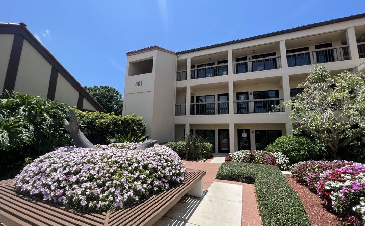 Pictures of Office property located at 801 Anchor Rode Dr, Naples, FL 34103 for lease - image #1