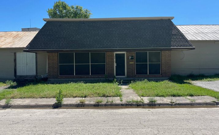 Pictures of Office, Special Purpose property located at 517 E Broadway St, Gainesville, TX 76240 for lease - image #1