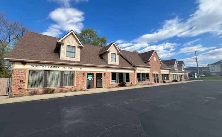Pictures of Retail, Office property located at 4 Cedar Ridge Dr, Lake in the Hills, IL 60156 for lease - image #1