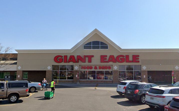 Pictures of Retail property located at 230 Howe Ave, Cuyahoga Falls, OH 44221 for lease - image #1