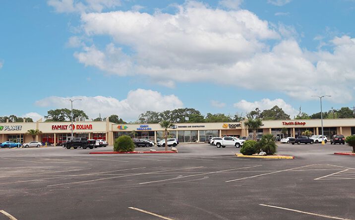 Pictures of Retail property located at 410 Plantation Dr, Lake Jackson, TX 77566 for lease - image #1