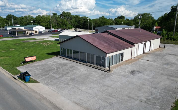 Pictures of Retail, Office, Industrial property located at 816 W Fairview Ave, Carthage, MO 64836 for lease - image #1