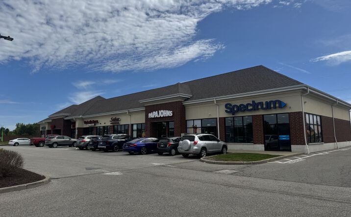 Pictures of Retail property located at 609 Chestnut Commons Dr, Elyria, OH 44035 for lease - image #1