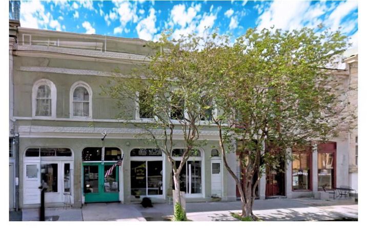Pictures of Retail, Office, Restaurant property located at 2011 Magazine St, New Orleans, LA 70130 for lease - image #1