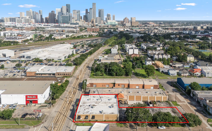 Pictures of Industrial property located at 3219 Harrisburg Blvd, Houston, TX 77003 for lease - image #1