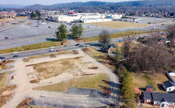Pictures of Retail, Land, Restaurant property located at 2060 Fort Henry Dr, Kingsport, TN 37664 for lease - image #1