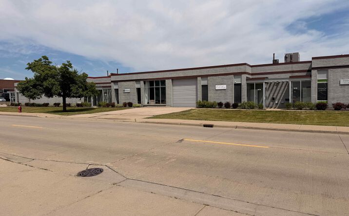 Pictures of Industrial property located at 3000-3014 Commercial Ave, Northbrook, IL 60062 for lease - image #1