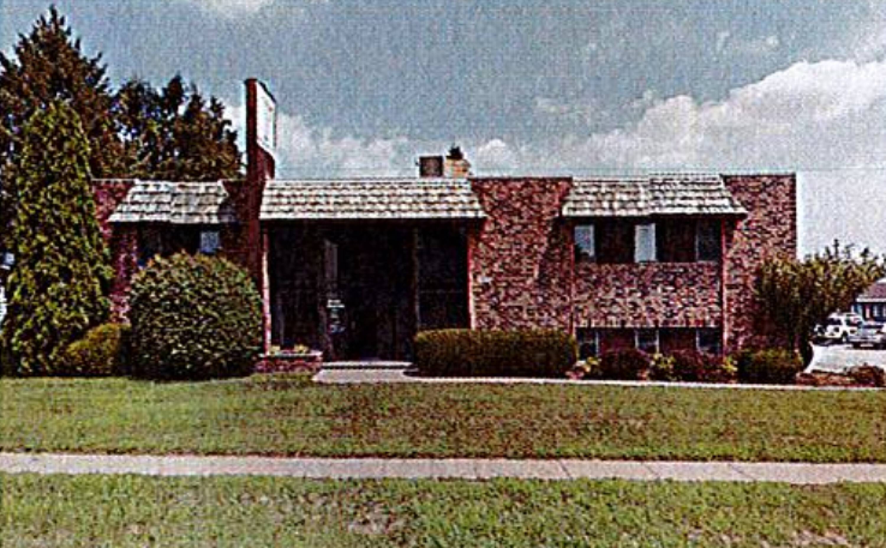 1970 SPRUCE HILLS Drive, Bettendorf, IA 52722