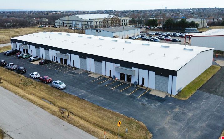 Pictures of Industrial property located at 1000-1008 N Commercial Blvd, Arlington, TX 76001 for lease - image #1