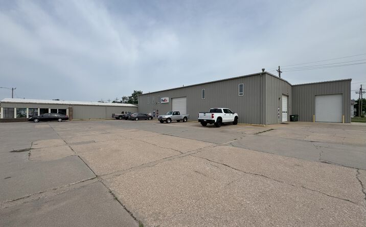 Pictures of Office, Industrial property located at 930 E 4th Ave, Hutchinson, KS 67501 for lease - image #1
