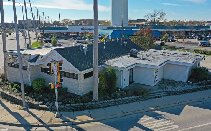 Pictures of Retail property located at 1900 S Arlington Heights Rd, Arlington Heights, IL 60005 for lease - image #1