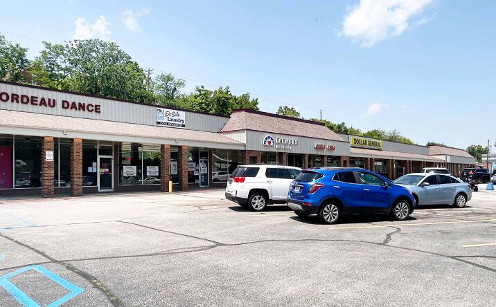 Pictures of Retail property located at 400 - 420 N Main St, De Soto, MO 63020 for lease - image #1