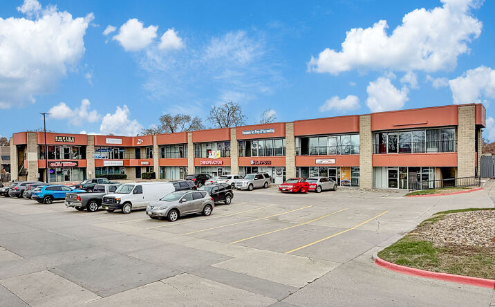 Pictures of Retail property located at 4214 Fleur Dr, Des Moines, IA 50321 for lease - image #1