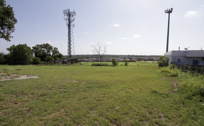 Pictures of Land property located at 817 E Loop 820, Fort Worth, TX 76120 for lease - image #1