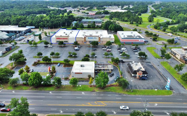 Pictures of Retail property located at 4345 W Fairfield Dr, Pensacola, FL 32505 for lease - image #1