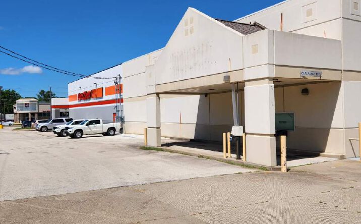 Pictures of Retail, Office, Special Purpose property located at 1207 1st Ave E, Newton, IA 50208 for lease - image #1