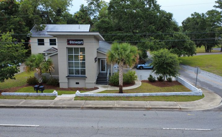 Pictures of Office property located at 205 Ribaut Rd, Beaufort, SC 29902 for lease - image #1