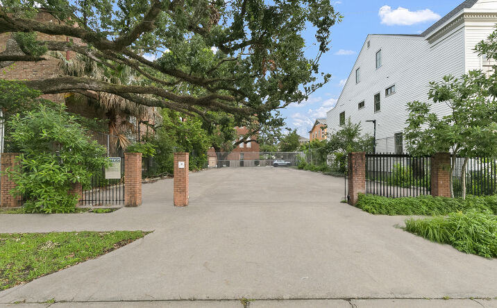 Pictures of Land property located at 3612 Chestnut St, New Orleans, LA 70115 for lease - image #1