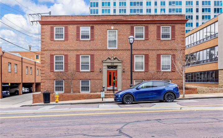 Pictures of Office, Restaurant property located at 211 S Central Ave, St. Louis, MO 63105 for lease - image #1