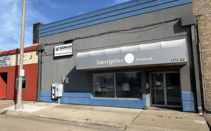 Pictures of Office property located at 1711 5TH Avenue, Moline, IL 61265 for lease - image #1