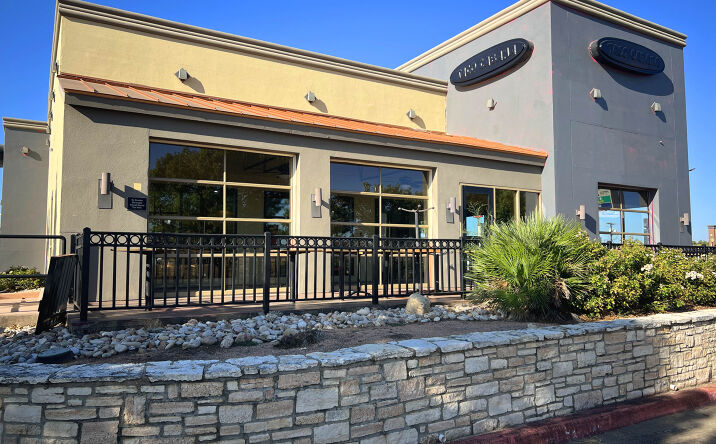 Pictures of Retail, Restaurant property located at 203 S I-45, Ennis, TX 75119 for lease - image #1