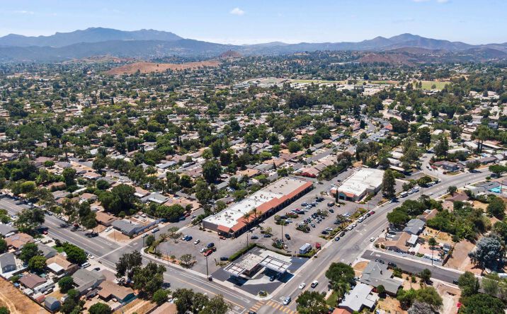 Pictures of Retail property located at 950 E Avenida De Los Arboles, Thousand Oaks, CA 91360 for lease - image #1