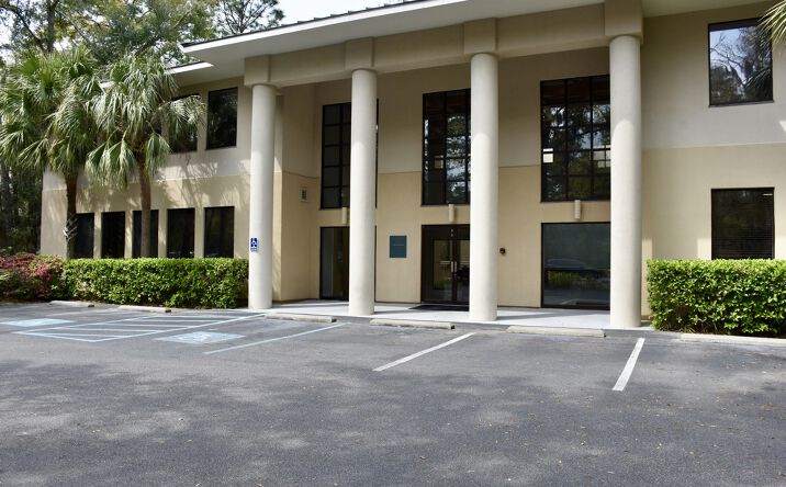 Pictures of Office property located at 8 Lafayette Pl, Hilton Head Island, SC 29926 for lease - image #1