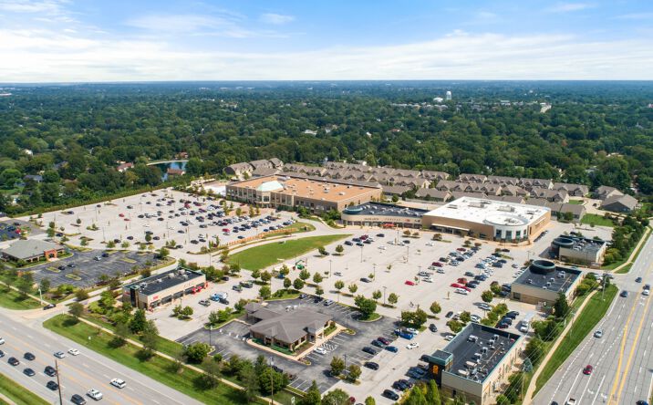 Pictures of Retail, Restaurant property located at 15860 Fountain Plaza Dr, Chesterfield, MO 63017 for lease - image #1