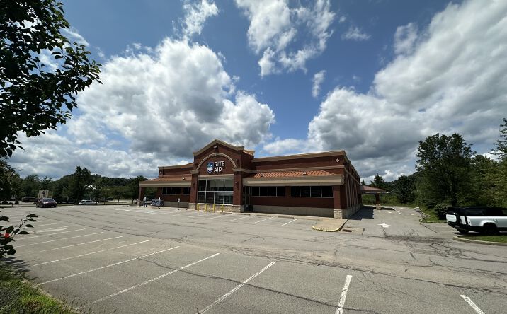 Pictures of Retail property located at 100 Seven Fields Blvd, Seven Fields, PA 16046 for lease - image #1