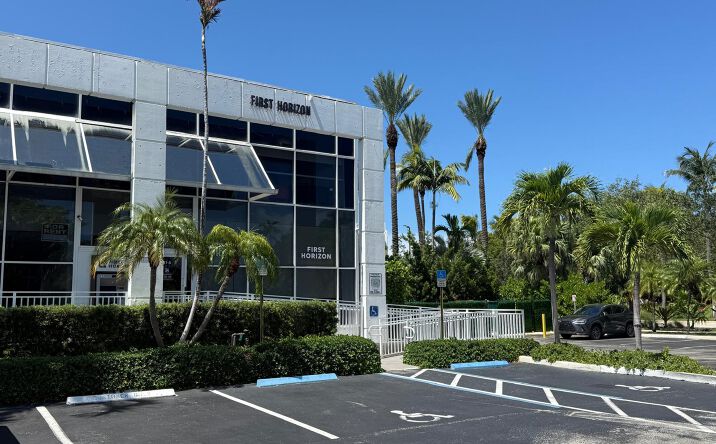 Pictures of Retail property located at 260 Crandon Blvd, Key Biscayne, FL 33149 for lease - image #1