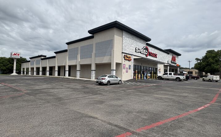 Pictures of Retail property located at 815 W Crawford St, Denison, TX 75020 for lease - image #1